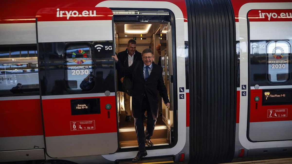 Ximo Puig ha viajado en el primer trayecto de este viernes Ximo Puig ha viajado en el primer trayecto de este viernes