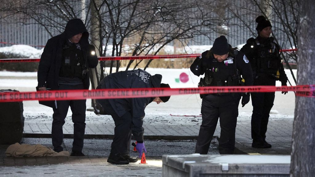 Agentes de policía en el lugar donde se ha producido el tiroteo cerca de una escuela de Chicago, EEUU