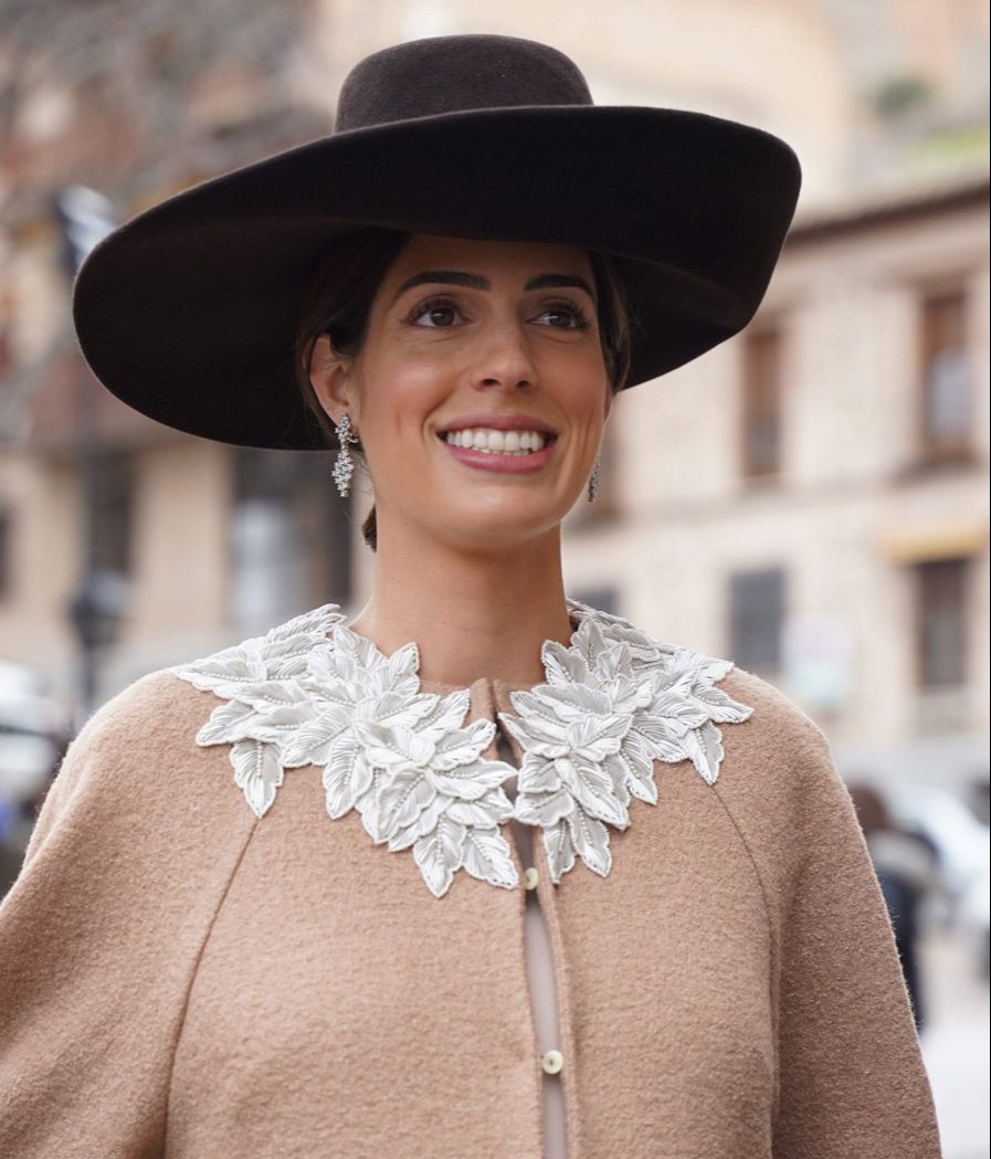 Detalle del abrigo y los pendientes de Sofía Palazuelo, los mismos brillantes que usó en su boda