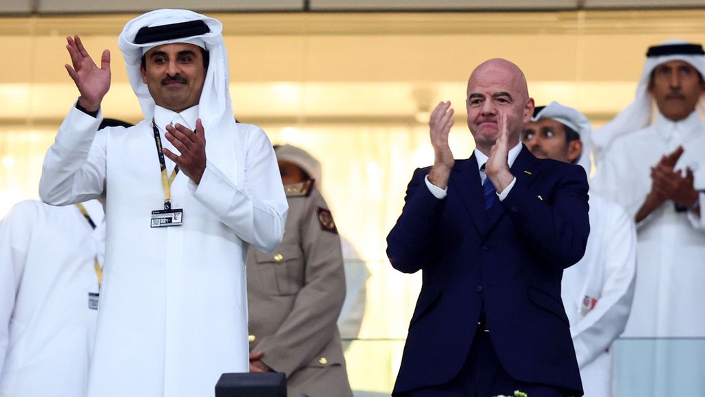 EuropaPress 4823246 20 november 2022 qatar khor fifa president gianni infantino applauds while