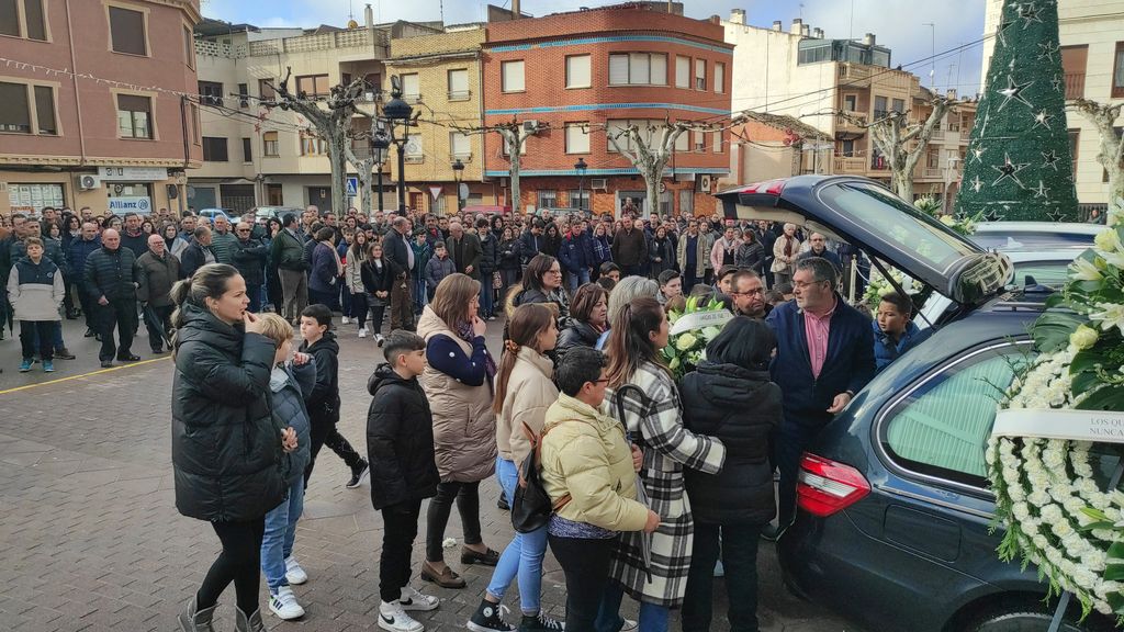 Funeral de las niñas de 9 y 11 años asesinadas el jueves por su madre, una agente de la Guardia Civil