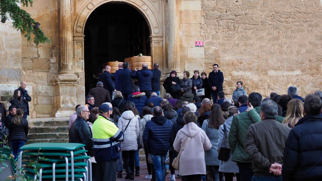 Funeral de las niñas de 9 y 11 años asesinadas el jueves por su madre, una agente de la Guardia Civil