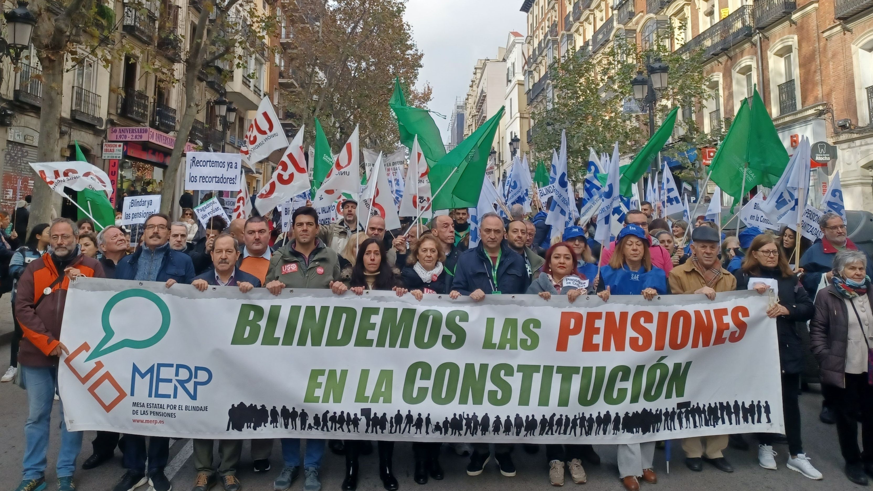 Medio millar de personas exigen en Madrid un "blindaje constitucional" de las pensiones