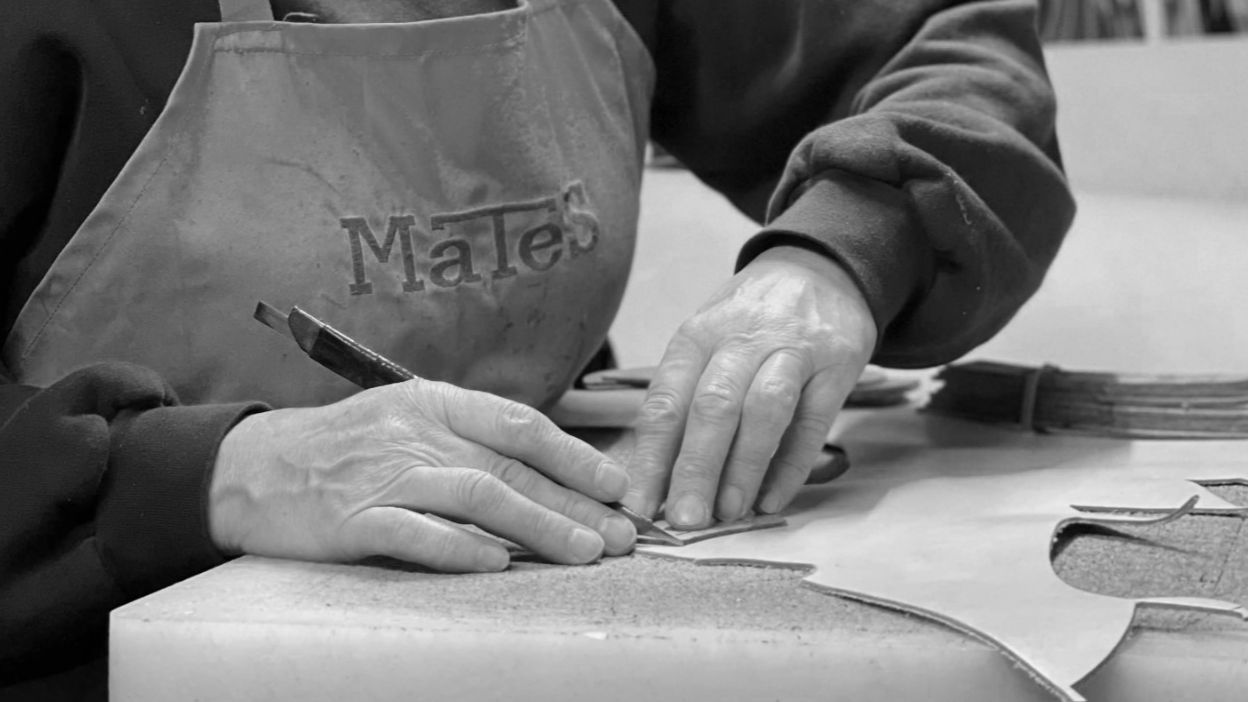 Myrna elaborando un zapato