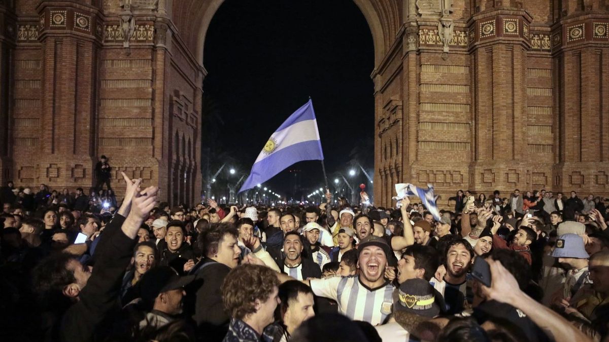 Argentinos celebran en el Arc de Triomf su victoria en el Mundial Argentinos celebran en el Arc de Triomf su victoria en el Mundial