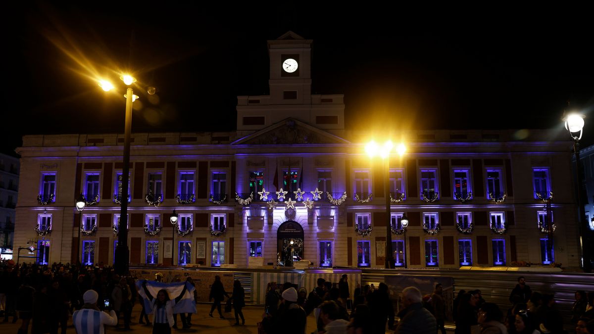Ayuso ilumina de albiceleste la sede de la Comunidad de Madrid en honor a la victoria de Argentina en el Mundial