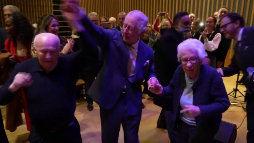 Carlos III de Inglaterra sorprende al bailar con una hermanastra de Ana Frank