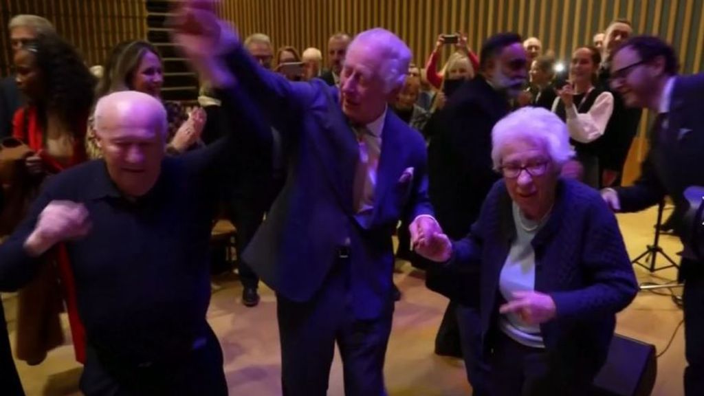 Carlos III sorprende bailando con una hermanastra de Ana Frank