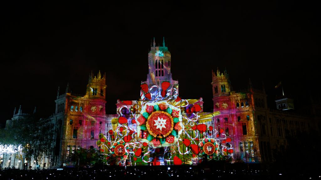 El Palacio de Cibeles, trasformado en un cuento de Navidad, siembra el caos en Madrid por las aglomeraciones