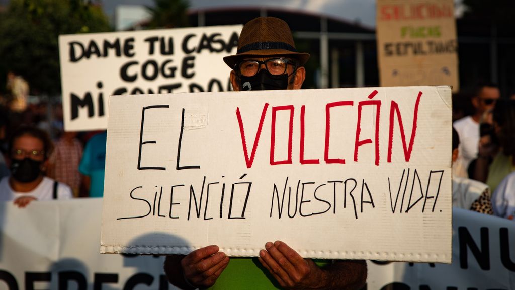 EuropaPress 4694209 persona sostiene pancarta manifestacion silenciosa protesta contra gestion