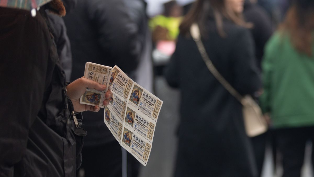 EuropaPress 4859137 persona varios decimos loteria navidad diciembre 2022 madrid espana sorteo (1) EuropaPress 4859137 persona varios decimos loteria navidad diciembre 2022 madrid espana sorteo (1)