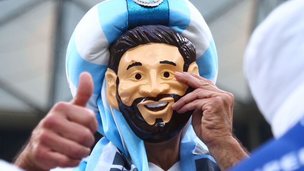 EuropaPress 4877367 18 december 2022 qatar lusail an argentina fan wearing mask depicting