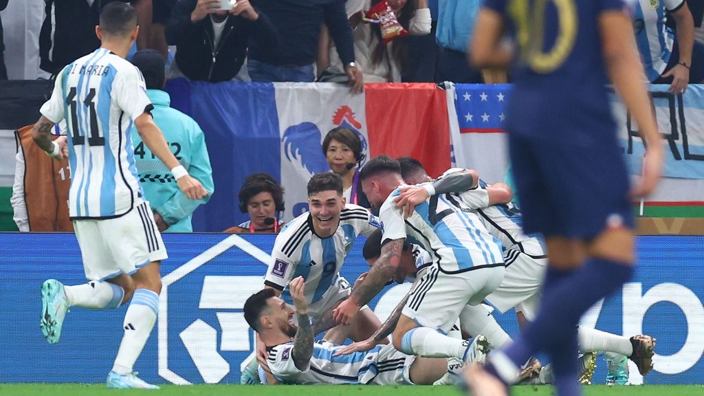 EuropaPress 4877524 18 december 2022 qatar lusail argentina players cheer on lionel messi after