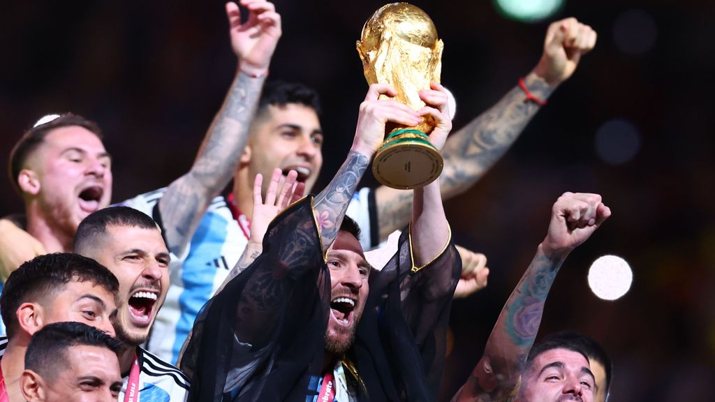 EuropaPress 4877943 18 december 2022 qatar lusail argentinas lionel messi holds up the world