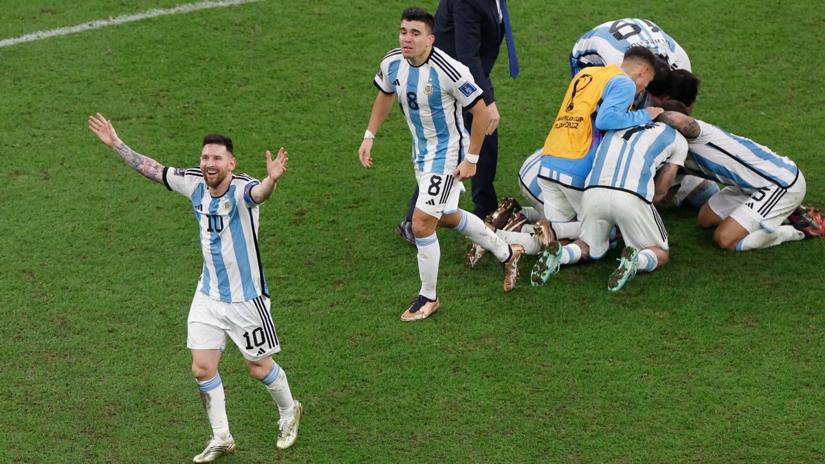 Lionel Messi de Argentina celebra al ganar la serie de penaltis