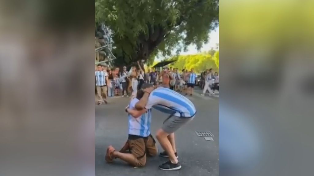 El gesto más emotivo de las celebraciones de Argentina: un hincha regala su camiseta de Messi a un cartonero