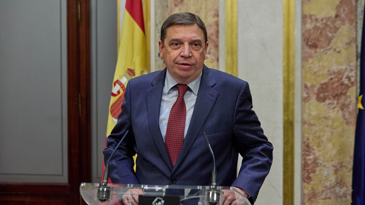 El ministro de Agricultura, Pesca y Alimentación, Luis Planas, a su interviene en la sala Escritorio del Congreso durante una sesión plenaria, en el Congreso de los Diputados, a 15 de diciembre de 2022, en Madrid (España). El ministro de Agricultura, Pesca y Alimentación, Luis Planas, a su interviene en la sala Escritorio del Congreso durante una sesión plenaria, en el Congreso de los Diputados, a 15 de diciembre de 2022, en Madrid (España).
