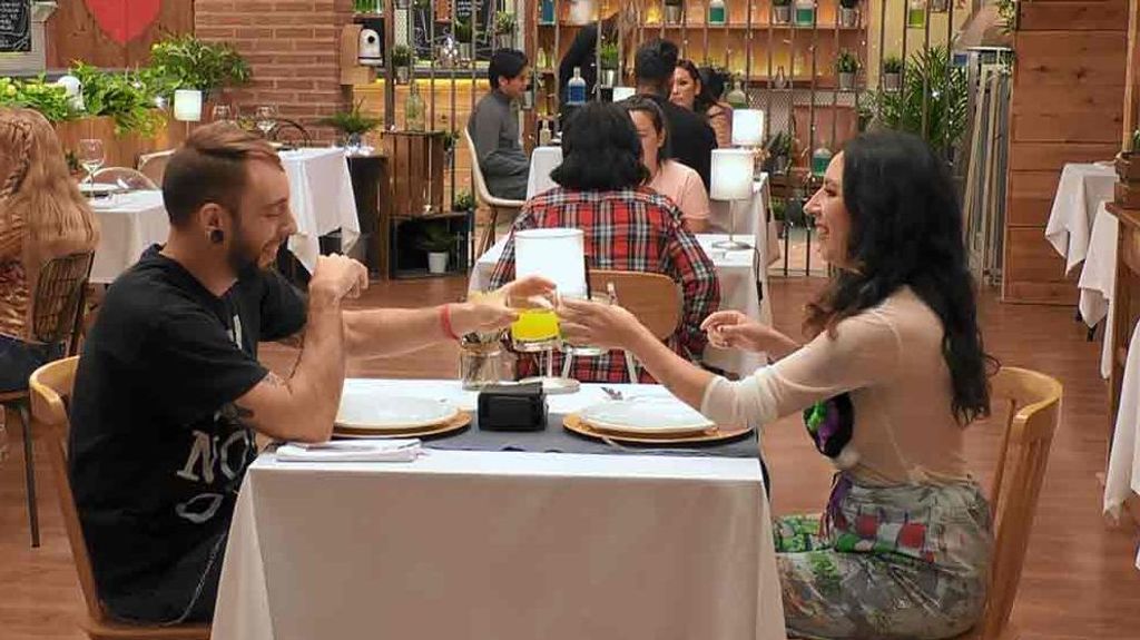 Graciela y Ricard durante su cita en 'First Dates'