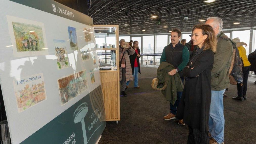 La concejala delegada de Turismo, Almudena Maíllo visita la exposición de pintura urbana