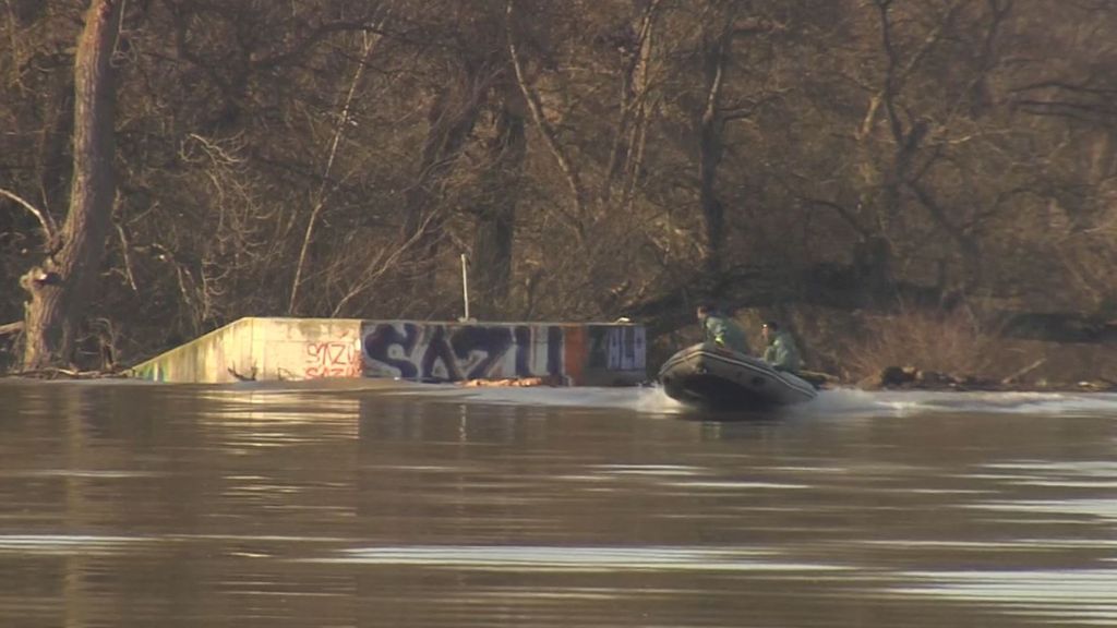 Los equipos de rescate reanudan la búsqueda de los dos ocupantes del ultraligero hallado en agua del río Duero
