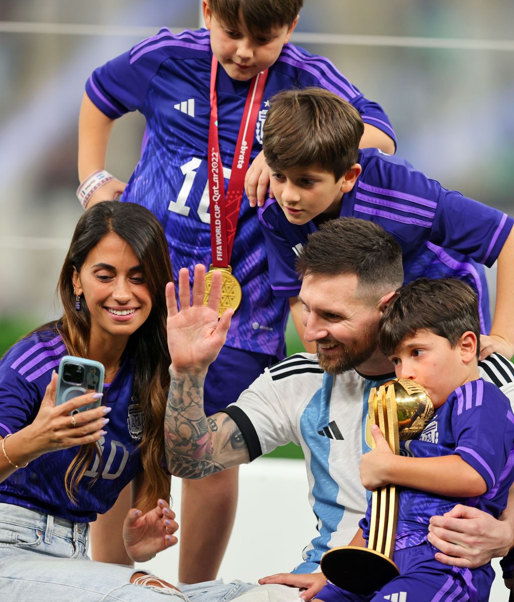 Messi con su mujer, Antonella, y sus tres hijos, tras ganar el Mundial de Qatar