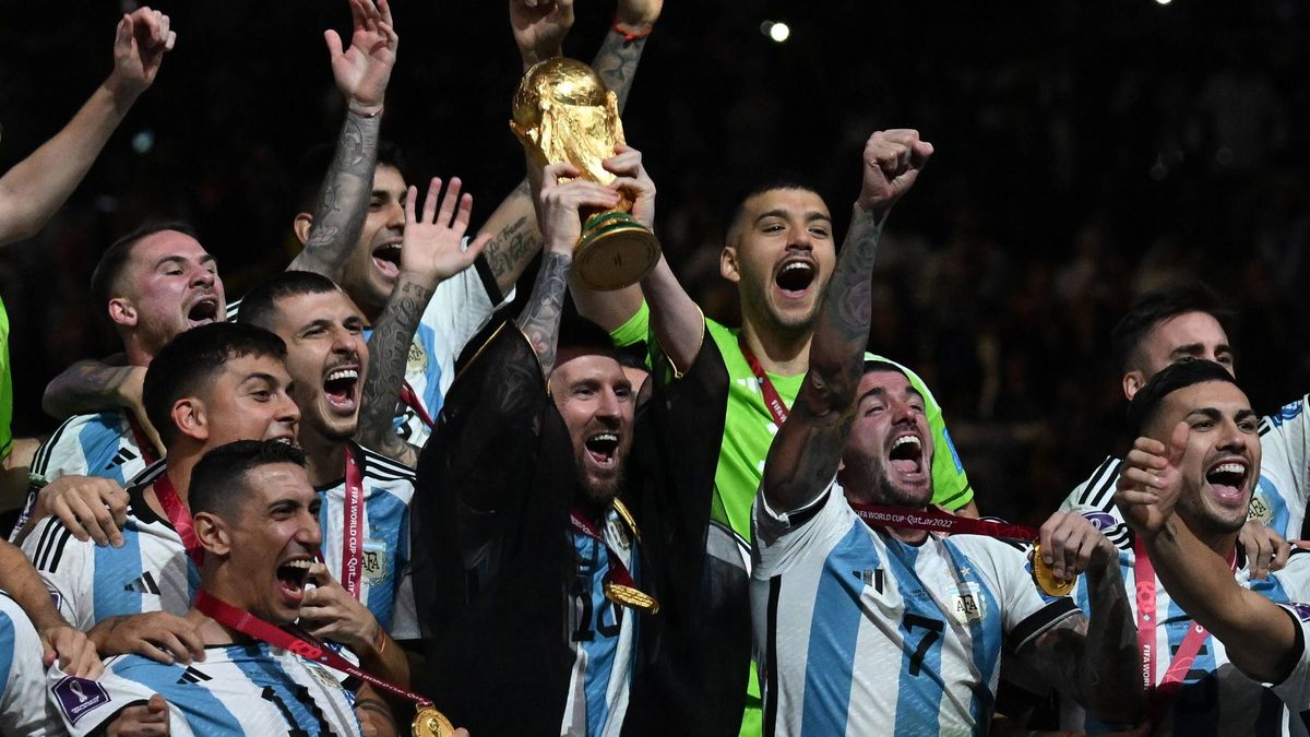 Messi, vistiendo el bisht, levanta la Copa del Mundo junto a la selección argentina
