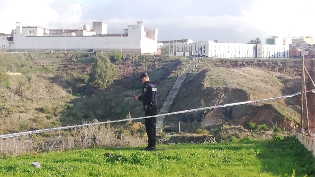 Un agente en el lugar donde ha aparecido el cadáver del niño en Ceuta
