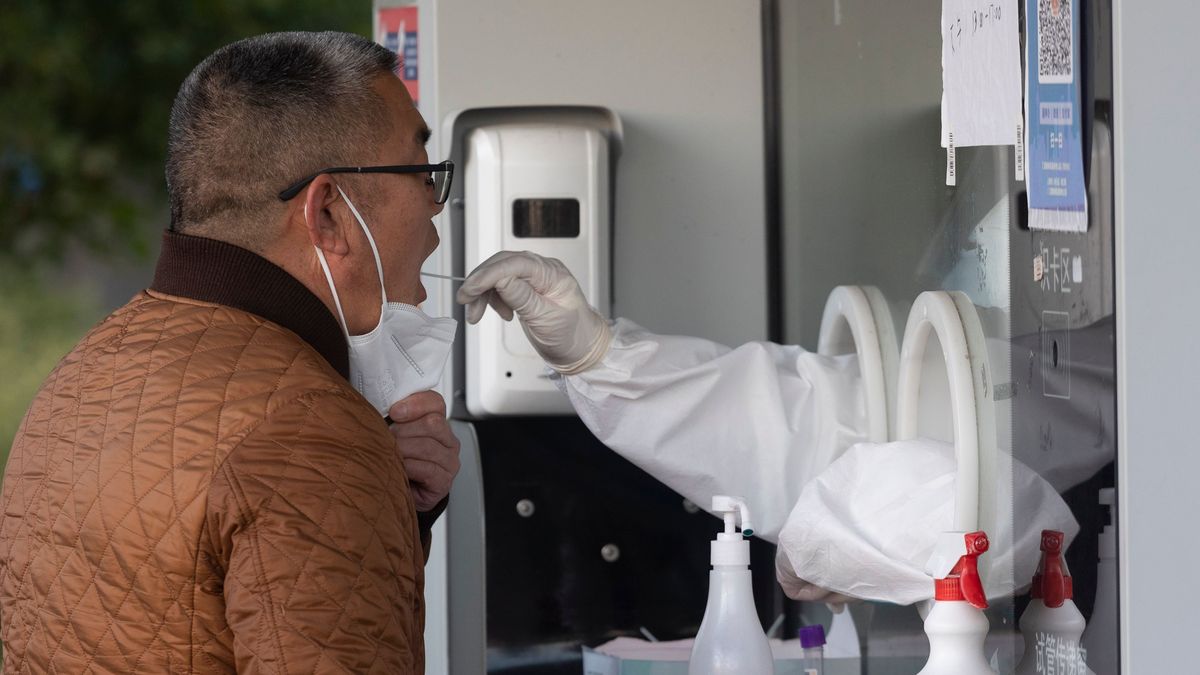 Un hombre se realiza un test de covid-19 en China