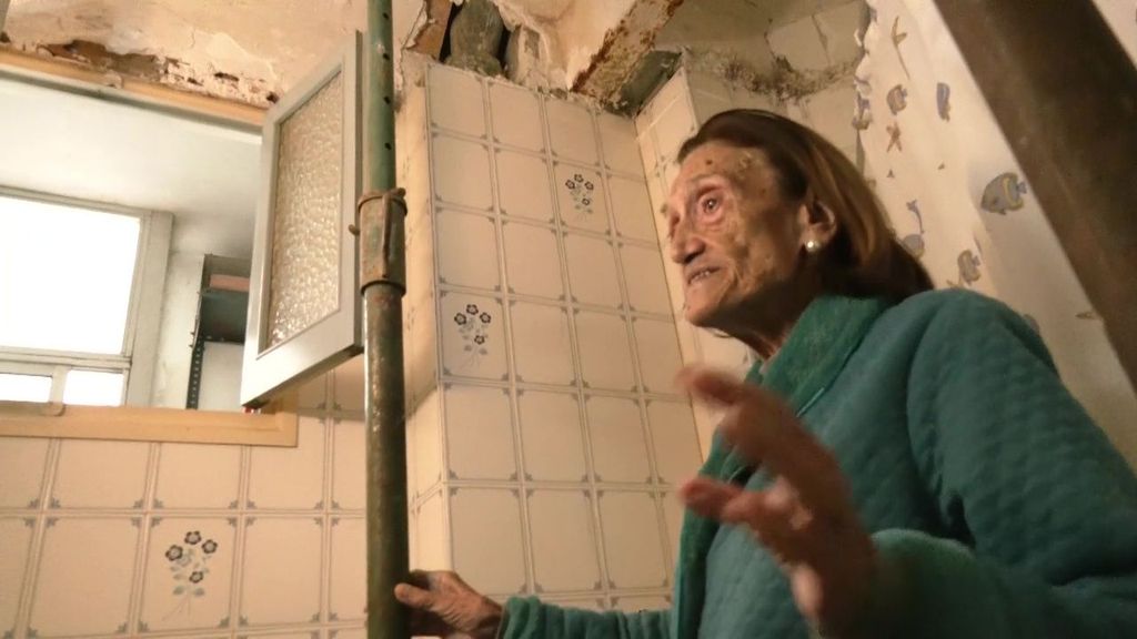 Una anciana de 95 años lleva tres meses con la casa apuntalada porque los seguros no asumen la obra en Cieza, Murcia