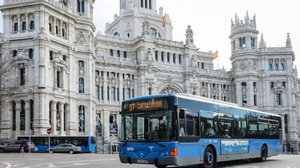 Autobús de la EMT frente a Cibeles (Archivo)