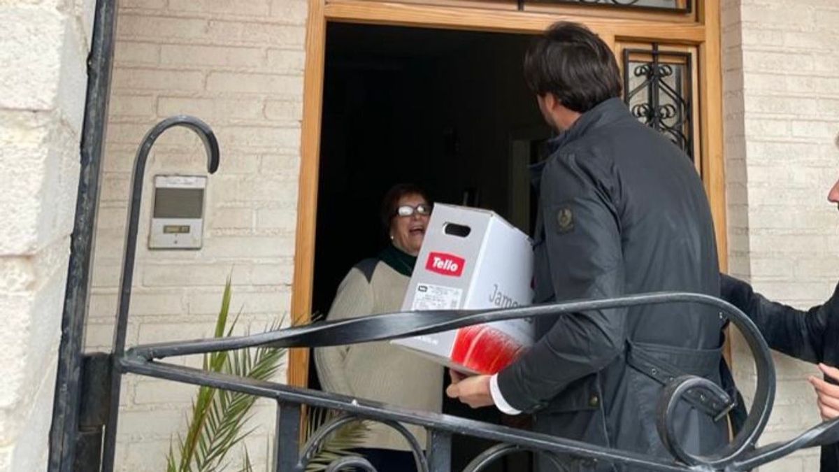 El pueblo valenciano de Beniflà regala un jamón a cada habitante por Navidad: “En estos tiempos de crisis tenemos que estar al lado de nuestros vecinos” El pueblo valenciano de Beniflà regala un jamón a cada habitante por Navidad: “En estos tiempos de crisis tenemos que estar al lado de nuestros vecinos”