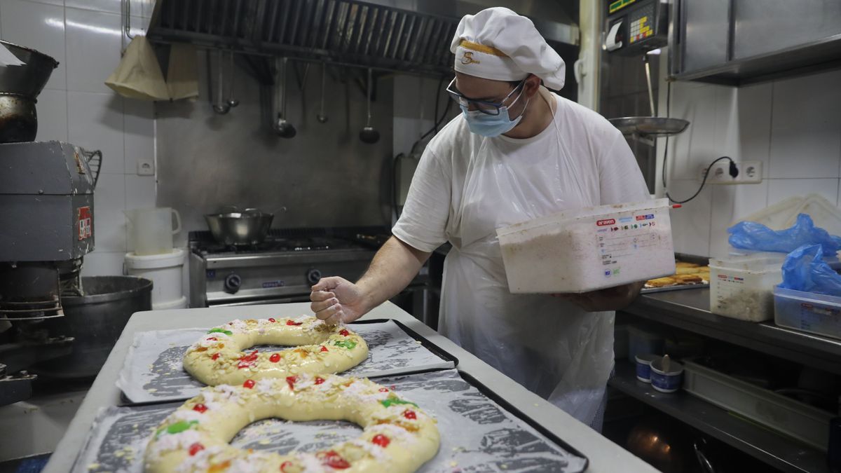 EuropaPress 4166683 empleado prepara masa roscon reyes pasteleria riojano 28 diciembre 2021 EuropaPress 4166683 empleado prepara masa roscon reyes pasteleria riojano 28 diciembre 2021