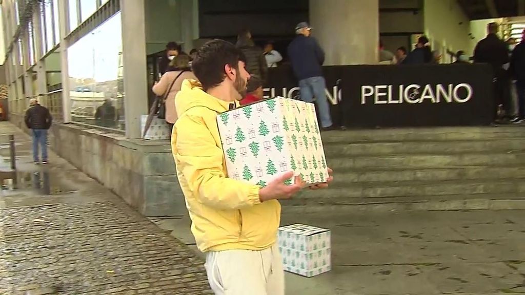 Imagen de un hombre recogiendo la cesta solidaria que se han repartido en A Coruña (Galicia)