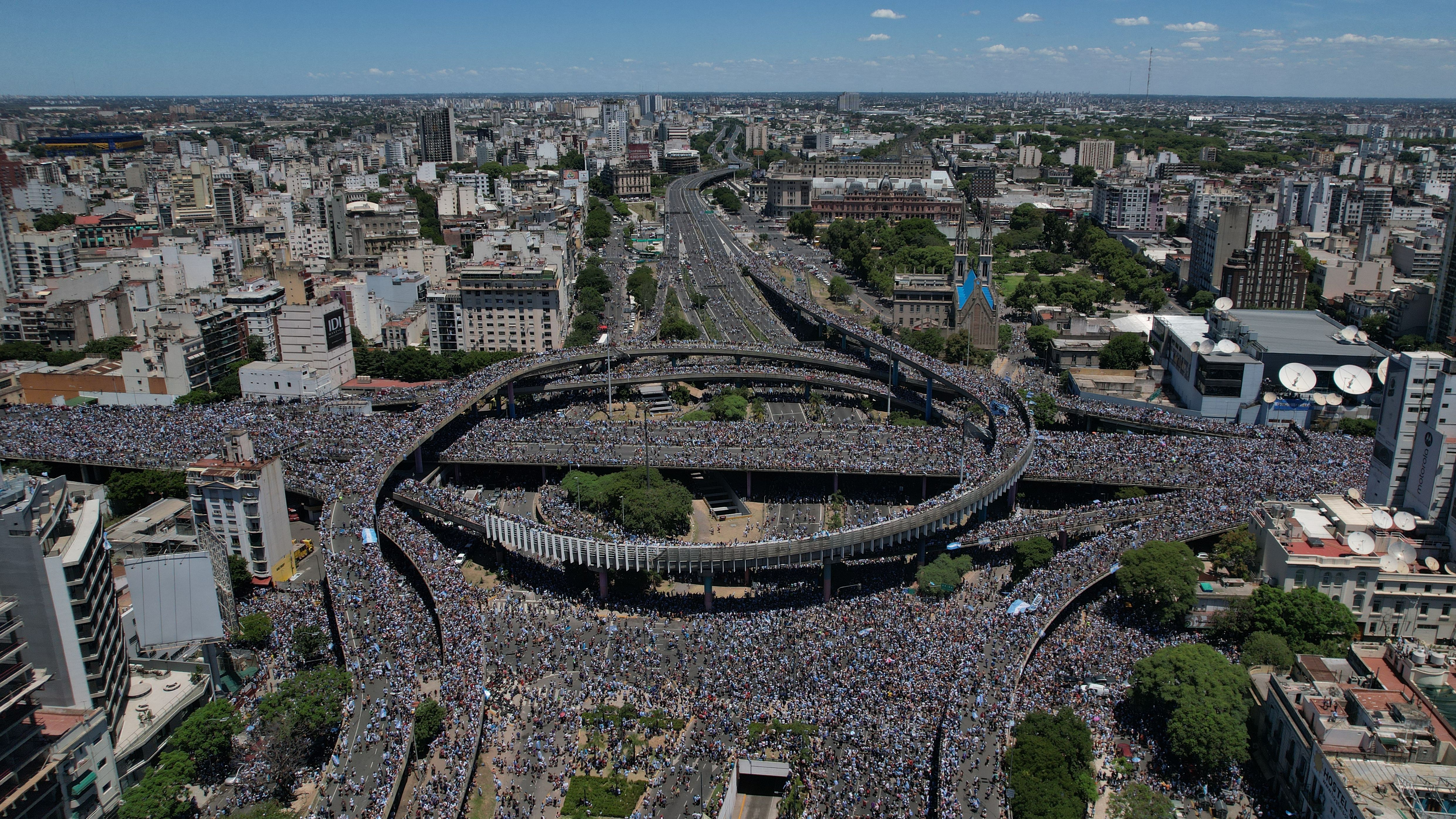 La celebración de Argentina en Buenos Aires, un caos total: suspenden el recorrido ante las aglomeraciones