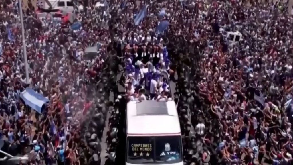 La celebración de Argentina en Buenos Aires, un caos total: suspenden el recorrido ante las aglomeraciones