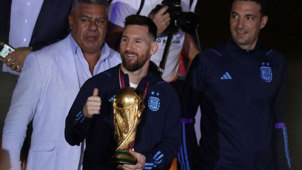La Argentina de Messi regresa a casa con la Copa del Mundo en medio de un multitudinario recibimiento