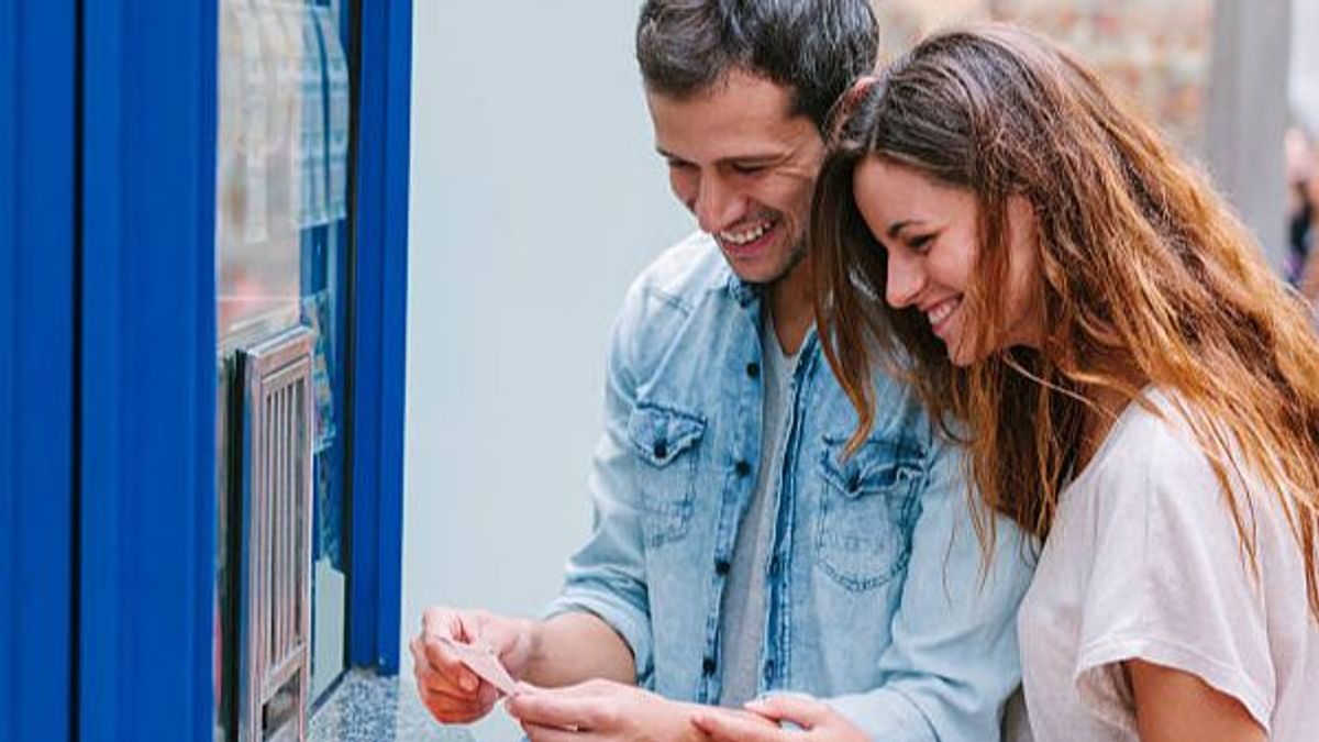 Pareja compra billete de lotería. Pareja compra billete de lotería.
