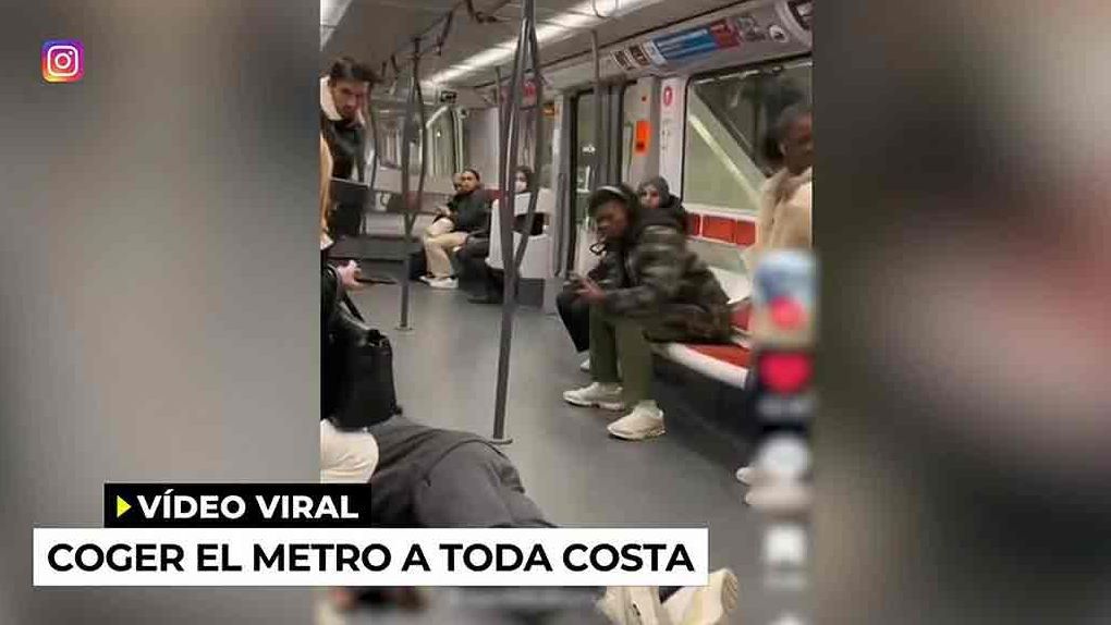 Vídeo viral | Entra volando en el vagón para no perder el metro