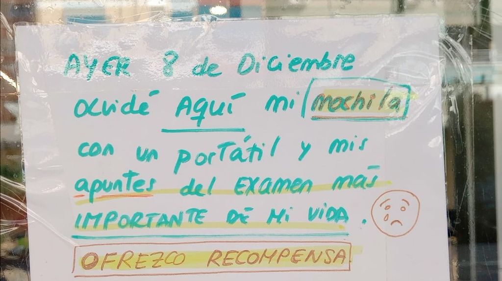 Cartel que colgó Cristina en la parada de autobús donde perdió su mochila