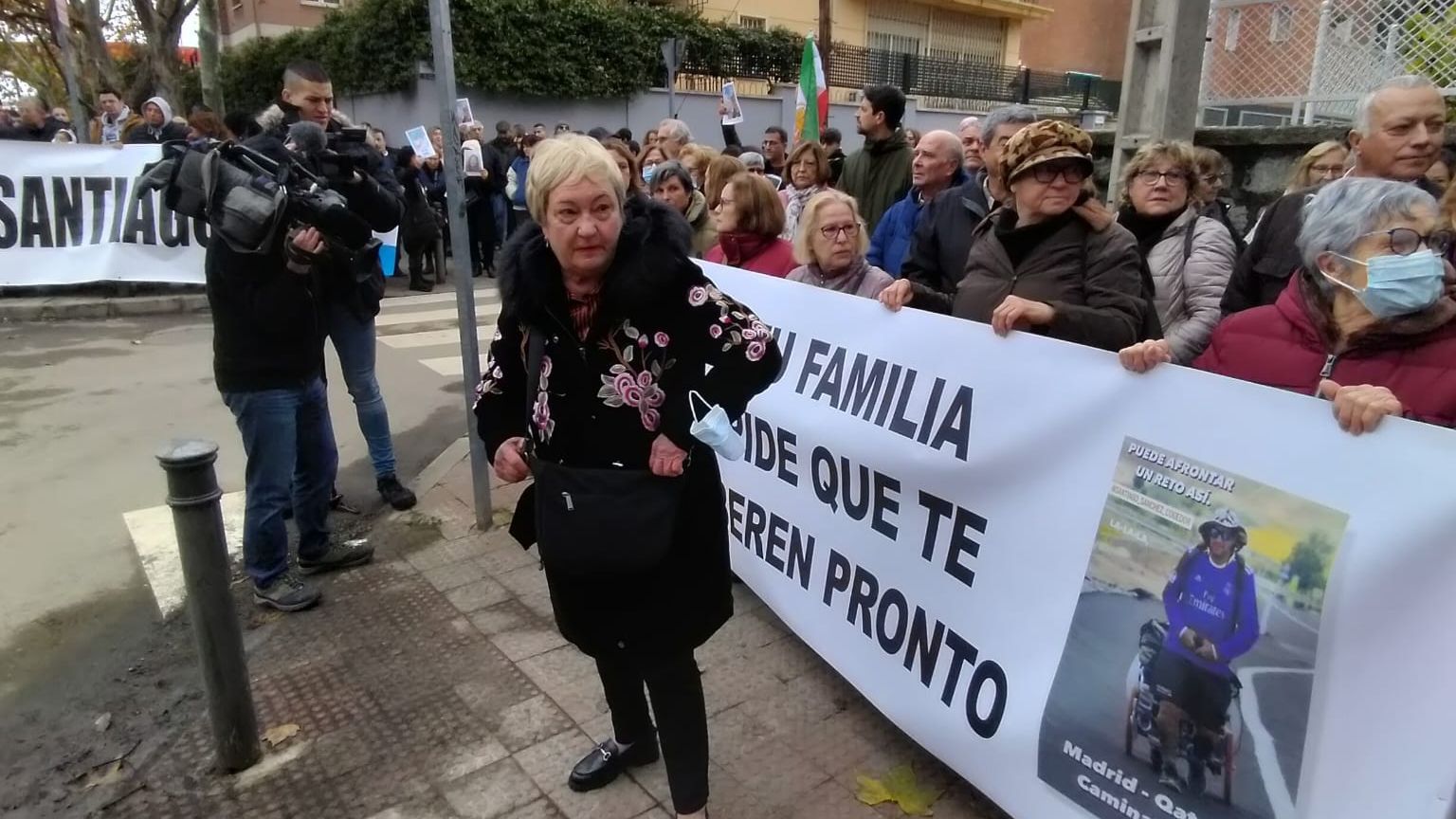 Celia Corredor, madre de Santiago Sánchez, en la concentración frente a la embajada de Irán
