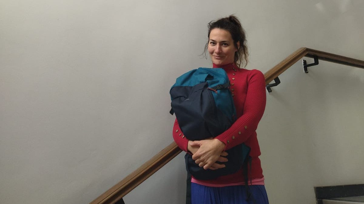 Cristina en la Oficina de Objetos perdidos de la EMT tras recuperar la mochila que perdió Cristina en la Oficina de Objetos perdidos de la EMT tras recuperar la mochila que perdió