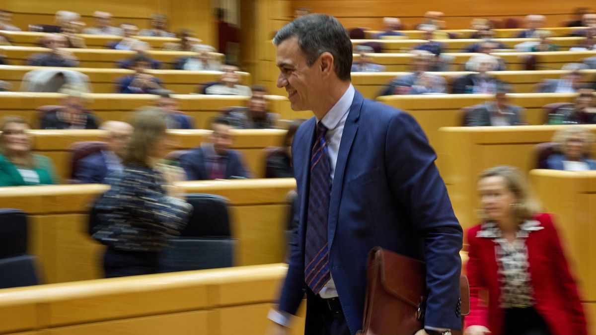 El presidente del Gobierno, Pedro Sánchez, se marcha del Senado tras su último cara a cara con Feijóo del año