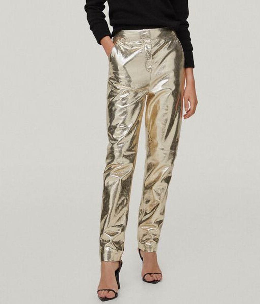 Este es el pantalón metalizado de Zara que triunfa entre las