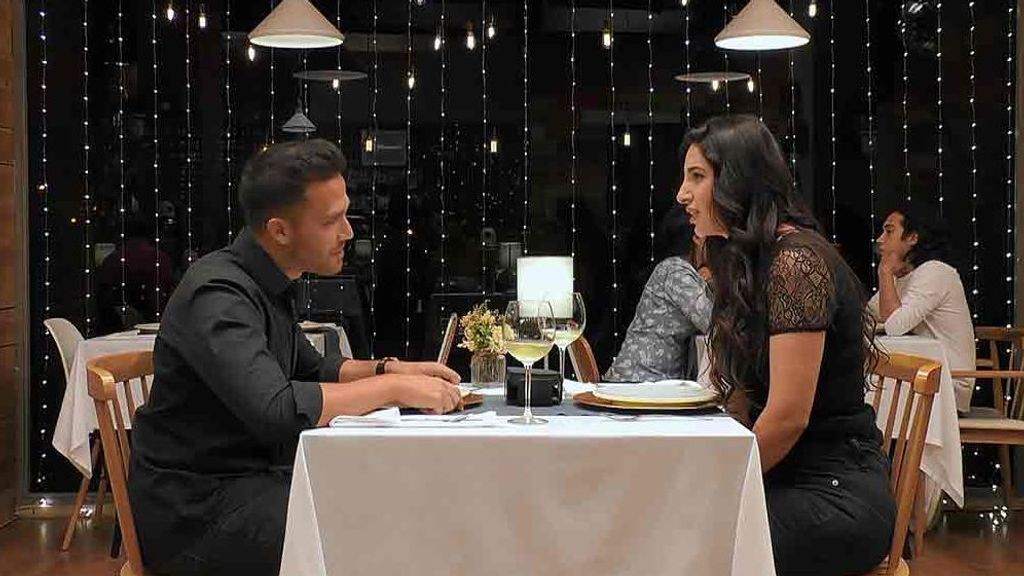 Toni y Sasha durante su cita en 'First Dates'