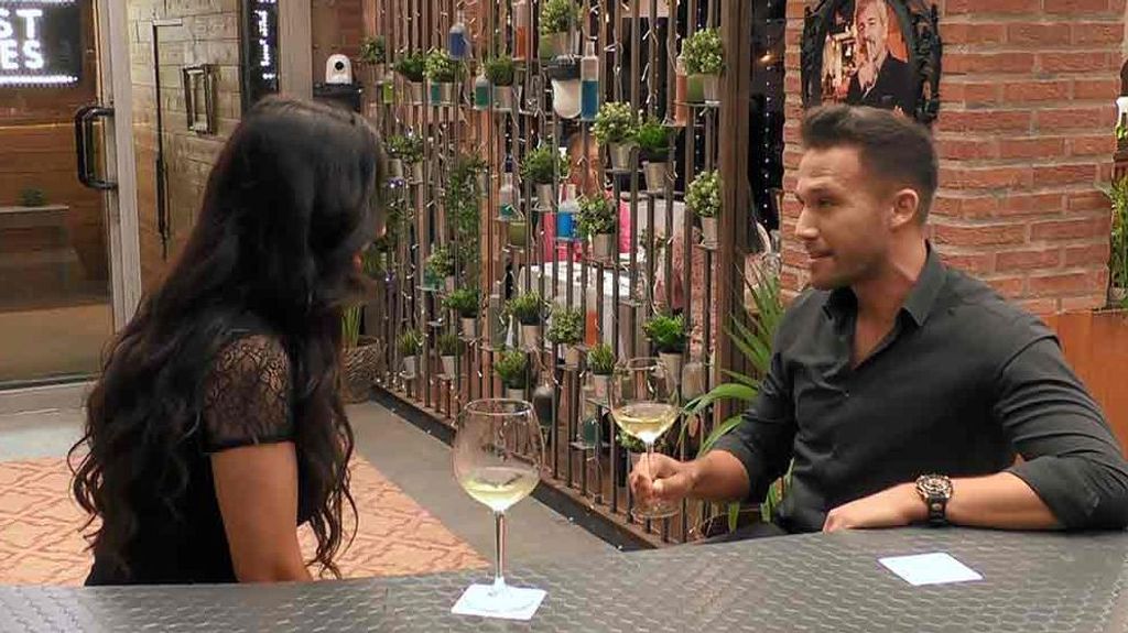 Toni y Sasha durante su cita en 'First Dates'