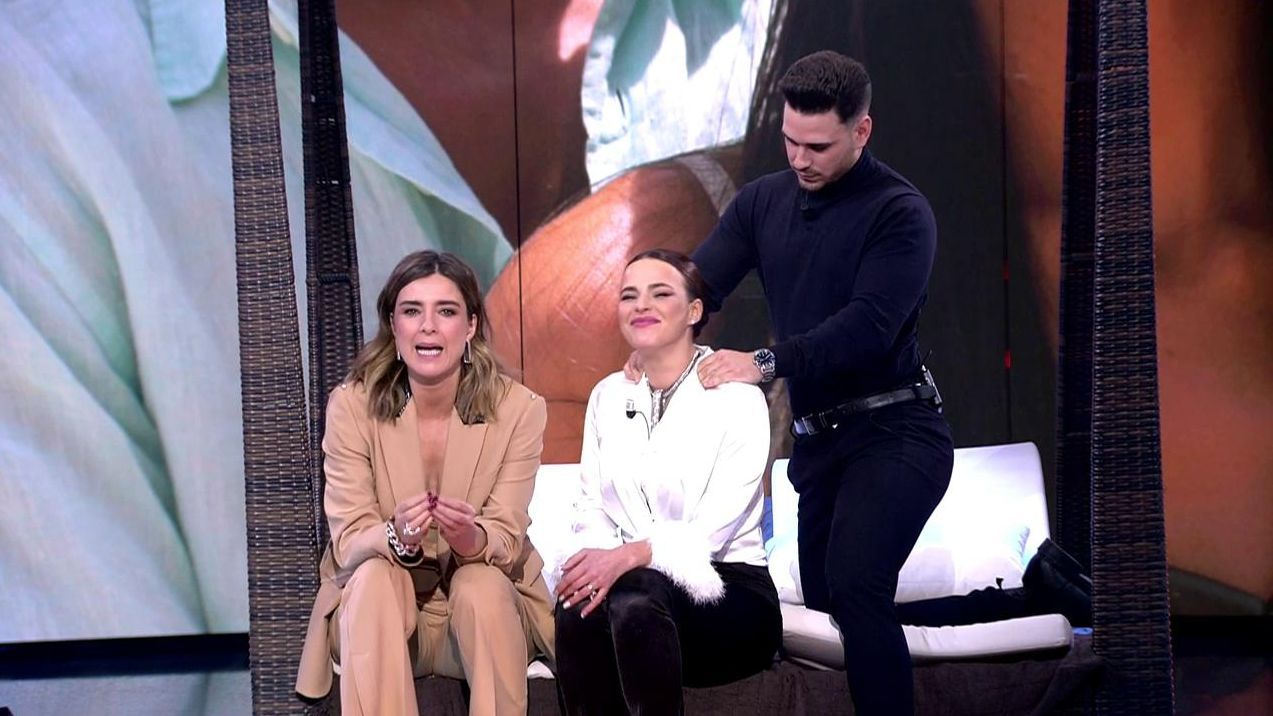 Vladi le da un masaje a Marta Peñate