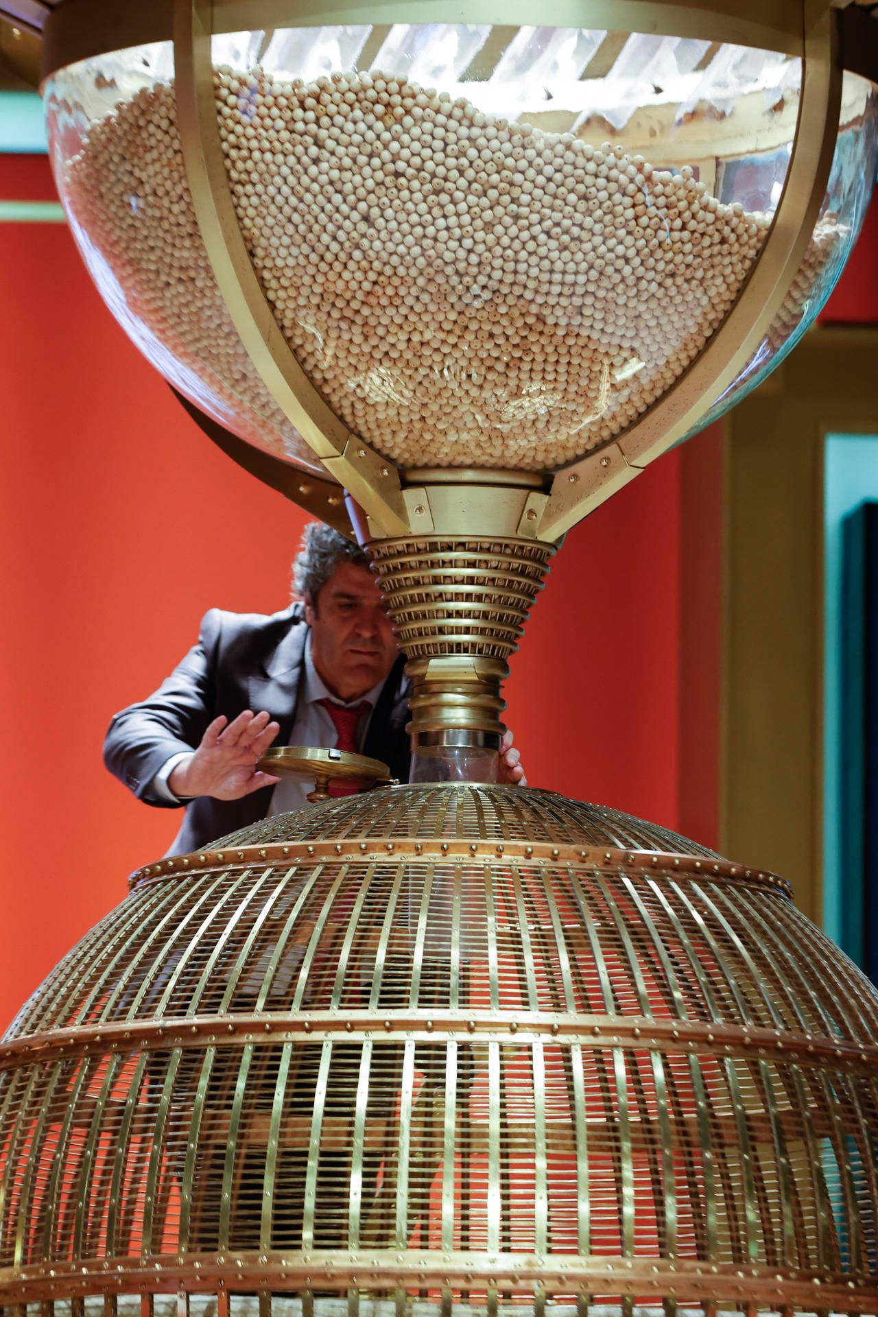 Bolas de madera en la tolva al comienzo del sorteo de El Gordo de Navidad