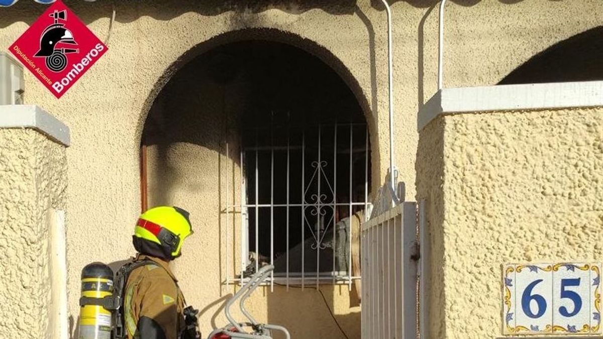 Bombero en una vivienda incendiada en San Fulgencio (Alicante)