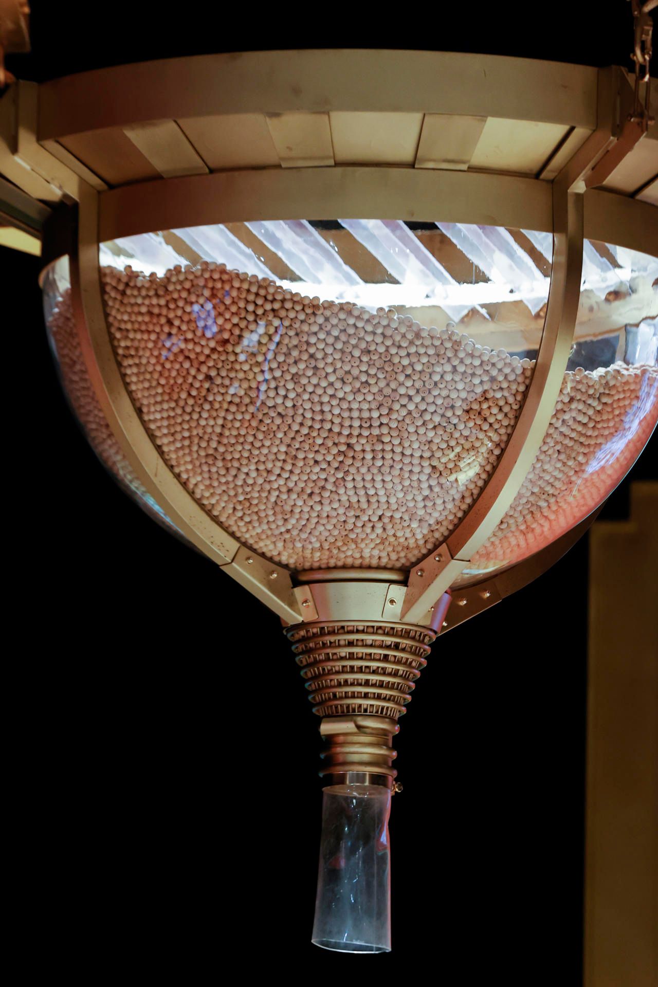 Detalle de las bolas en la tolva en el Teatro Real de Madrid