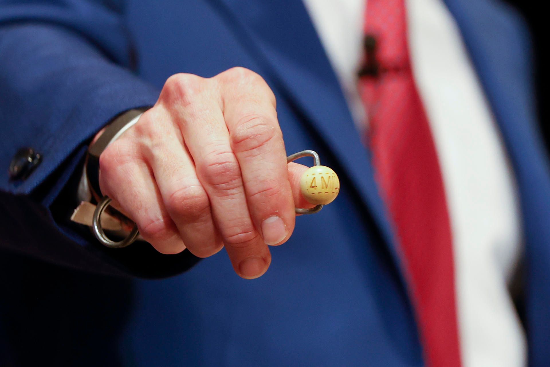 Detalle de una bola del bombo de premios de lotería